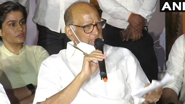 लेटरबॉम्बप्रकरणाची ज्युलिओ रिबेरो सारख्या अधिकाऱ्यामार्फत चौकशी व्हावी: शरद पवार
