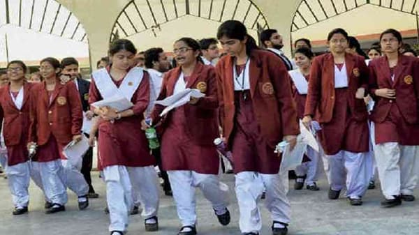 Super 75 Scholarship : बारावीपर्यंत मुलींना मोफत शिक्षणासह व्यवसायासाठी 5 लाख रुपये मिळणार, जाणून घ्या या शिष्यवृत्तीचे फायदे