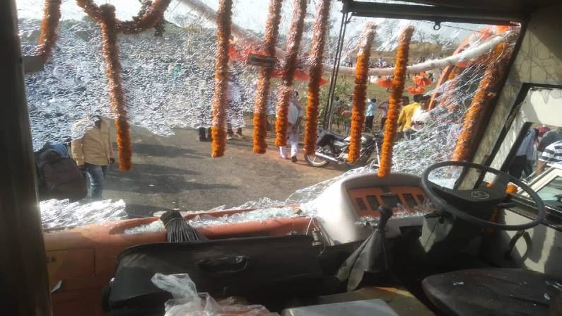 West Bengal Election : TMC नेते अभिषेक बॅनर्जींच्या रॅली नंतर भाजपच्या सन्मान यात्रेच्या रथावर हल्ला!
