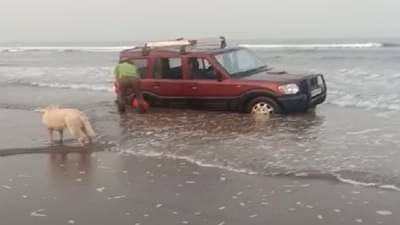 VIDEO | पर्यटकांना अतिउत्साह नडला, रत्नागिरीत स्कॉर्पिओ समुद्र किनाऱ्यावर वाळूत रुतली