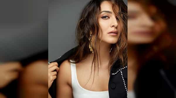 बॉलिवूड अभिनेत्री कियारा अडवाणीची (Kiara Advani) सुंदरता नेहमीच सर्वांना मोहित करत असते. जेव्हा ही सुंदर अभिनेत्री ‘टॉप टू बॉटम’ तयार होते आणि तिची ग्लॅमरस स्टाईल दाखवून फोटोशूट करते, तेव्हा चाहते नक्कीच घायाळ होतात.