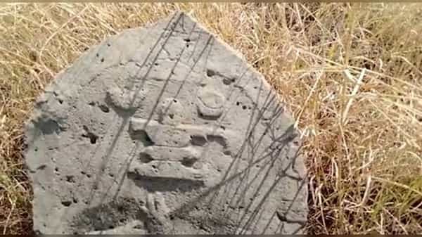 सांगली जिल्ह्यातील जत तालुक्यातील मल्लाळ येथे डोंगरावर जमीन नांगरत असताना चालुक्य सम्राट विक्रमादित्य (सहावा) याच्या कारकीर्दीतील शिलालेख सापडला आहे.