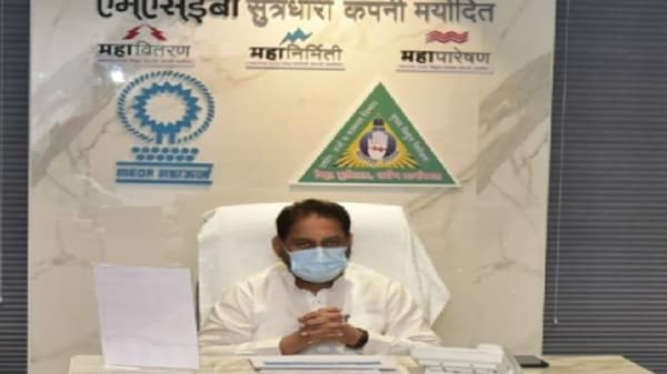 राज्यात वाढीव वीजबिलानंतर आता वीज तोडणीवरुन भाजप आक्रमक झाला आहे. राज्यात वीज तोडणी सुरु आहे. मात्र उर्जामंत्री नितीन राऊत यांच्या घरात झगमगाट पाहायला मिळत आहे, असा टोला भाजपने लगावला आहे.