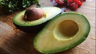 शरीर तंदुरूस्त ठेवण्यासाठी अॅवकाडो  फायदेशीर, आजच आहारात समाविष्ट करा