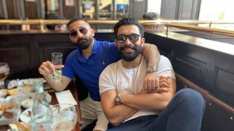 चित्रपट आणि टीव्ही अभिनेत्री मौनी रॉय (Mouni Roy) गेल्या काही काळापासून तिच्या वैयक्तिक जीवनाबद्दल खूप चर्चेत आहे. बर्याच काळापासून मौनी रॉय दुबई स्थित बँकर सूरज नंबियार (suraj nambiar) याला डेट करत होती आणि आता लवकरच या दोघांचे लग्न होणार असल्याची बातमी समोर आली आहे.