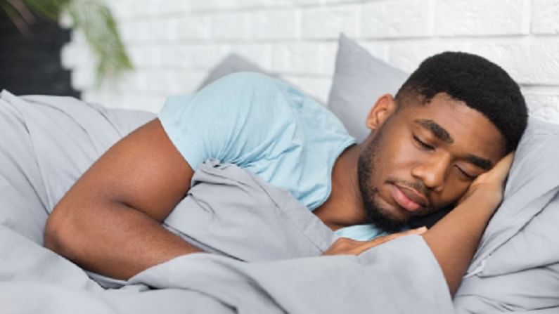 रोगप्रतिकारक शक्ती वाढवण्यासाठी हेल्दी आहाराबरोबरच पुरेशी झोप हवीच; वाचा