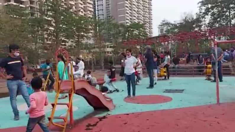 पनवेलमध्ये कोरोना रुग्णांमध्ये सातत्याने वाढ होत आहे. मात्र पनवेल मनपा क्षेत्रात आओ जाओ घर तुम्हारा! असे चित्र पाहायला मिळत आहे. पनवेलमध्ये दररोज ठिकठिकाणी सोशल डिस्टन्सिंगचा फज्जा उडत आहेत.