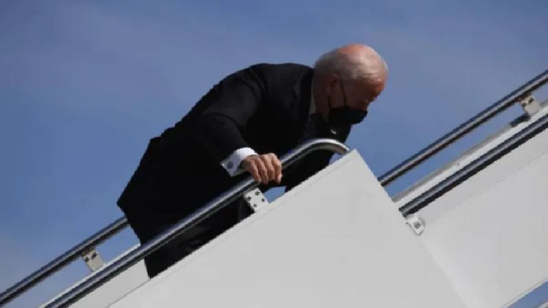 Video : विमानाच्या पायऱ्यांवरुन चढताना 3 वेळा पाय सटकला, अमेरिकेचे राष्ट्राध्यक्ष जो बायडन यांचा तोल गेला