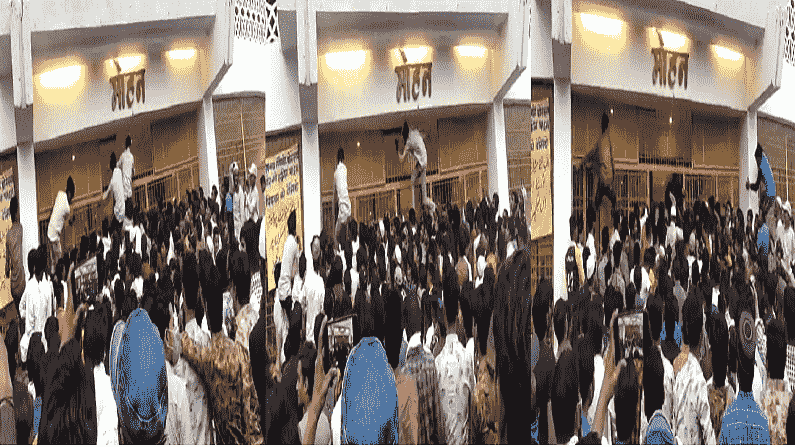 VIDEO : महाराष्ट्रातील चित्रपटप्रेमींचा दांडगा उत्साह, एकमेकांच्या उरावर चढून थिएटरमध्ये घुसले VIDEO : महाराष्ट्रातील चित्रपटप्रेमींचा दांडगा उत्साह, एकमेकांच्या उरावर चढून थिएटरमध्ये घुसले