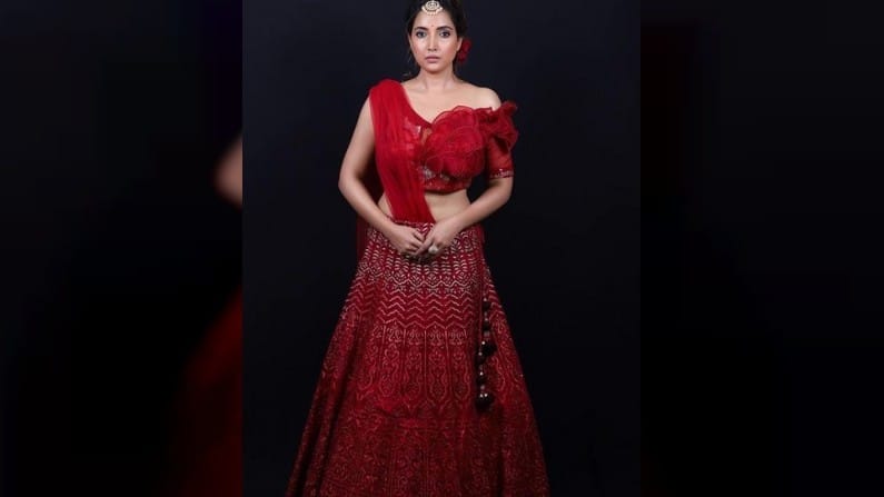 ती नेहमीच चाहत्यांसाठी नवनवीन फोटोशूट शेअर करत असते. आता तिनं एक नवं फोटोशूट केलं आहे.