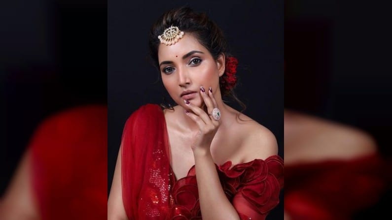 'आई कुठे काय करते' या मालिकेने प्रेक्षकांच्या मनात स्थान मिळवलं आहे. या मालिकेतील संजना म्हणजेच अभिनेत्री रुपाली भोसले सध्या सोशल मीडियावर मोठ्या प्रमाणात अॅक्टिव्ह असते.