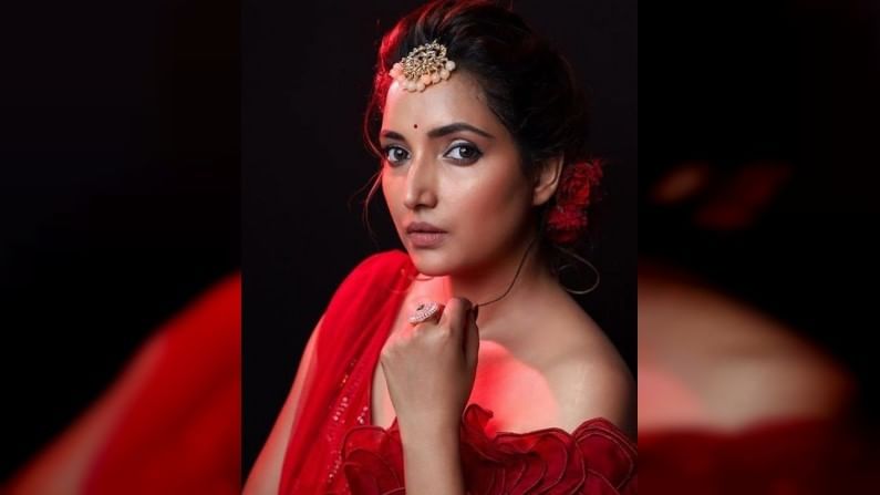 नुकतंच पार पडलेल्या ‘स्टार प्रवाह परिवार पुरस्कार’ सोहळ्यात रुपालीची हटके झलक पाहायला मिळाली. या लूकमध्ये रुपाली अगदी हटके आणि नवरीसारखी दिसली. आता याच लूकमध्ये तिनं आणखी मस्त फोटोशूट केलं आहे. हे फोटो तिनं तिच्या सोशल मिडिया अकाऊंटवर शेअर केले आहेत. 