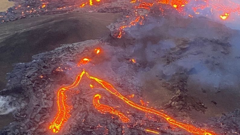 PHOTO : आईसलंडमधील 800 वर्षांपूर्वीचा शांत ज्वालामुखी अचानक फुटला, लाल भडक लाव्हारसाने आकाशाचं रुपही बदललं