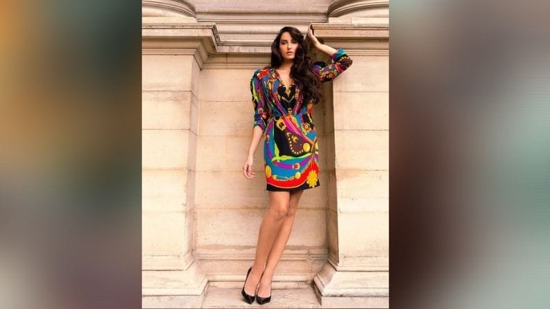 या ड्रेससोबत नोरानं तिच्या कानात निळ्या रंगाच्या इयररिंग्ज कॅरी केले आहेत आणि केस बाजूला सोडलेत. यासह, लुक पूर्ण करण्यासाठी तिनं काळ्या रंगाचे सँडल देखील परिधान केले होते.