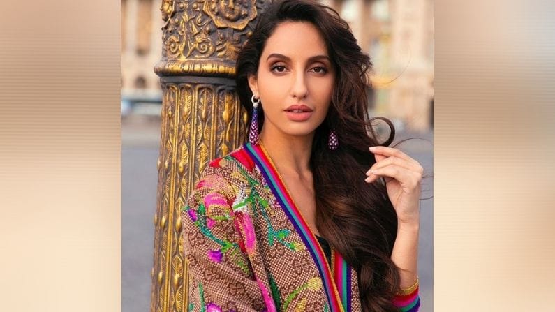 नोराने Versace ब्रँडचा ड्रेस परिधान केला आहे. हा ड्रेस यापुढे वेबसाइटवर उपलब्ध नाही. आपण हे Farfetch सारख्या अन्य वेबसाइट्सवरून विकत घेऊ शकता परंतु यासाठी आपल्याला 2, 36, 147 रुपये खर्च करावे लागतील.