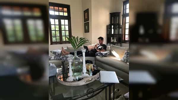 गेल्या एक वर्षात कोरोनानं बॉलिवूडची (Bollywood) कंबर मोडली. मात्र आता हळूहळू काही गोष्टी सुरू झाल्या आहेत. कोरोना काळात, अनेक मोठ्या कलाकारांनी ओटीटीवर जोरदार एंट्री केली. ज्यामध्ये अमिताभ बच्चन, अक्षय कुमार, वरुण धवन होते मात्र या दरम्यान जॉन अब्राहमचा कोणताही चित्रपट ओटीटीवर प्रदर्शित झाला नाही.