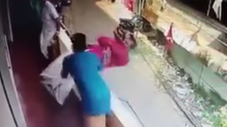 Video: तो बाल्कनीतून खाली कोसळला?, अनं पुढं काय झालं पाहून सगळेचं थक्क, व्हिडीओ व्हायरल
