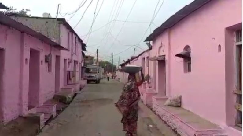 या गावातील सर्व घरांना गुलाबी रंग देण्यात आला आहे. 