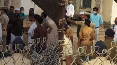 Video : मतदान केंद्राबाहेर राज्यमंत्री अब्दुल सत्तारांचा पारा चढला, नेमकं कारण काय?