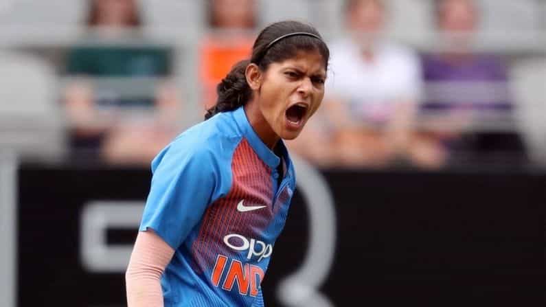 भारतीय महिला क्रिकेट टीमची फिरकीपटू राधा यादवने धमाकेदार कामगिरी केली आहे. दक्षिण आफ्रिकेविरुद्धच्या दुसऱ्या टी 20 सामन्यात राधा यादवने हा विक्रम केला आहे. राधाने टी 20 क्रिकेटमध्ये सलग 25 डावांमध्ये किमान 1 विकेट घेण्याची कामगिरी केली आहे.