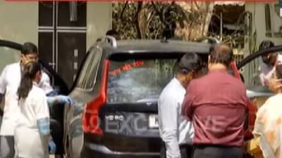 दमणला सापडलेल्या वाझेंच्या व्हॉल्वो कारची फॉरेन्सिक तपासणी; गाडीत जीन्स-शर्ट, चूर्ण सदृश्य बाटल्या आणि...