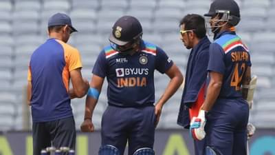 148 KMPH वेगाच्या बॉलचा उजव्या हातावर फटका, रोहित शर्मा मैदानावर वेदनेने व्हिव्हळला