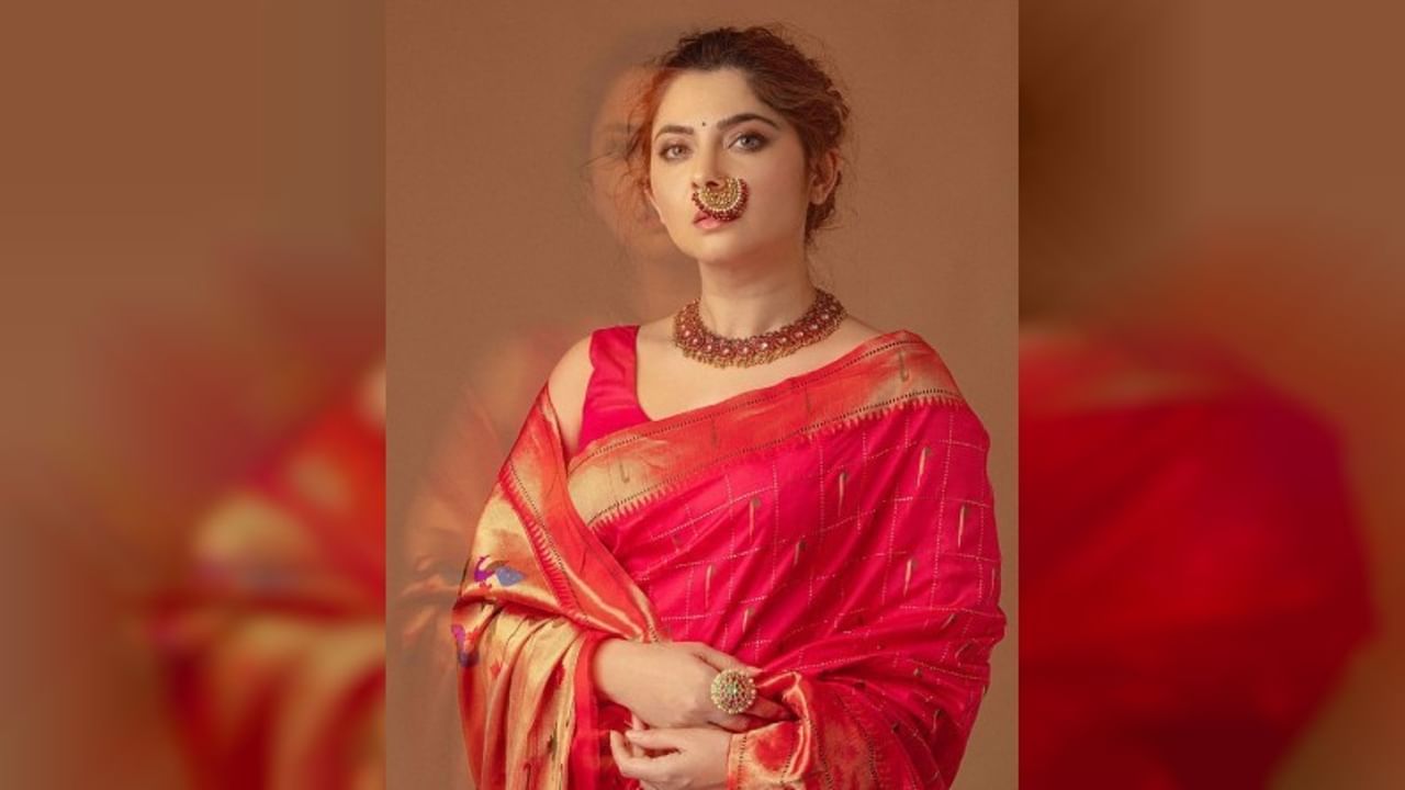 पैठणी म्हटलं की स्त्रीचं सौंदर्य अभिक खुलून येतं.  त्यात मराठमोळी अप्सरा म्हणजेच अभिनेत्री सोनाली कुलकर्णी नेहमीच हटके अंदाजात चाहत्यांशी कनेक्ट होण्याचा प्रयत्न करते. 