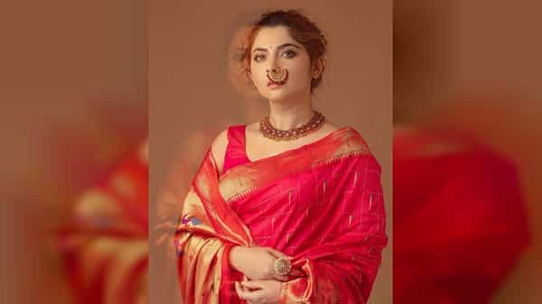 पैठणी म्हटलं की स्त्रीचं सौंदर्य अभिक खुलून येतं. त्यात मराठमोळी अप्सरा म्हणजेच अभिनेत्री सोनाली कुलकर्णी नेहमीच हटके अंदाजात चाहत्यांशी कनेक्ट होण्याचा प्रयत्न करते.