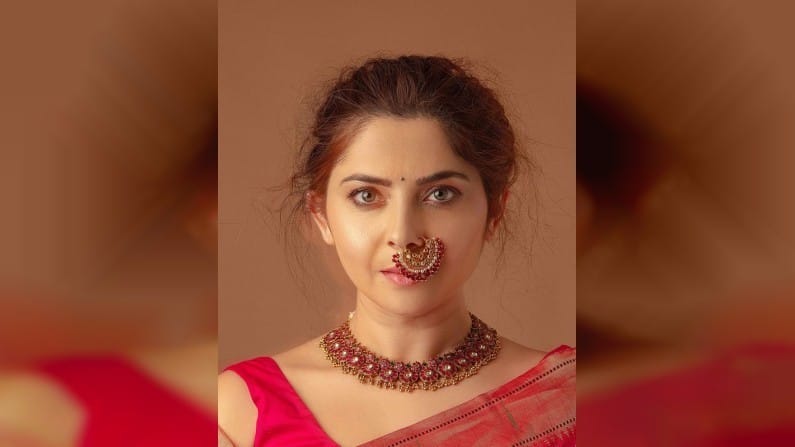 सोनाली कायमच सोशल मीडियावर सक्रिय असते. वेगवेगळ्या लूकमधील फोटो ती चाहत्यांसोबत शेअर करत असते. लवकरच सोनाली 'झिम्मा' या चित्रपटातून प्रेक्षकांच्या भेटीला येणार आहे. तर येत्या काळात ती 'छत्रपती ताराराणी' या चित्रपटात झळकणार आहे. या चित्रपटाचं पोस्टर रिलीज झालं असून, चाहत्यांमध्ये सोनालीला पुन्हा एकदा ऐतिहासिक भूमिकेमध्ये पाहण्याची आतुरता वाढली आहे.