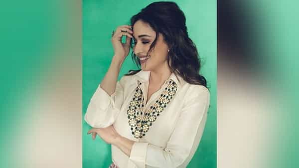 माधुरी दीक्षित सध्या टीव्हीवरील लोकप्रिय कार्यक्रम 'डान्स दिवाने 3' मध्ये परिक्षकाची भूमिका साकारत आहे. नुकतंच एका भागात तिनं लाल रंगाचा फ्लोरल स्कर्ट आणि पांढऱ्या रंगाचं फुल-स्लीव्ह टॉप परिधान केलं होतं.
