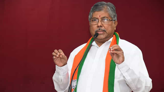 वडील गिरणी कामगार, चाळीत बालपण गेलं; चंद्रकांतदादांविषयी हे माहीत आहे का?