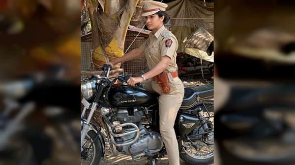‘देवमाणूस’ या झी मराठी वाहिनीवरील मालिकेत एसीपी दिव्या सिंहच्या एन्ट्रीने ट्विस्ट निर्माण झाला आहे.