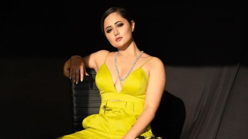 अभिनेत्री रश्मी देसाई सध्या सोशल मीडियावर चांगलीच अॅक्टिव्ह असल्याचं पाहायला मिळत आहे. ती नेहमी एकापेक्षा एक फोटोशूट पोस्ट करत आहे.