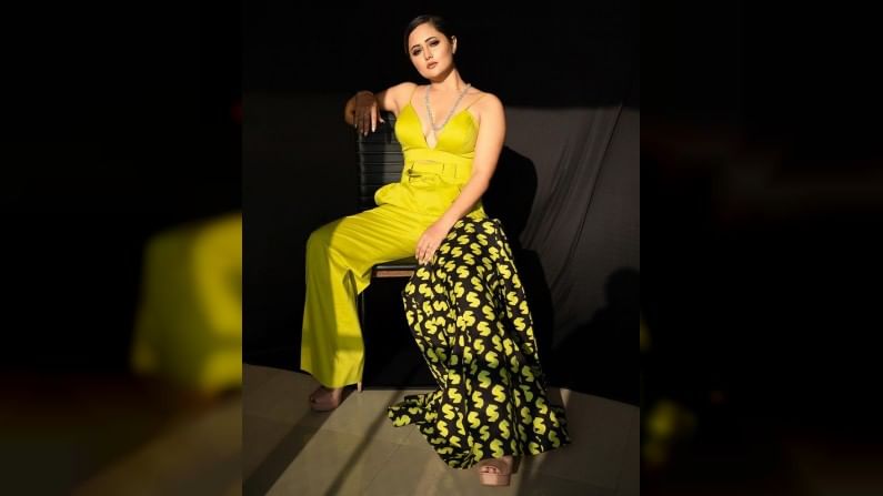 रश्मी लवकरच ‘तंदूर’ या वेब सीरीजमध्ये झळकणार आहे.