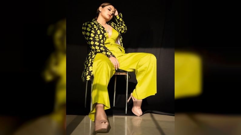 अभिनेत्री रश्मी देसाईनं ‘ये लम्हे जुदाई के’ या मालिकेतून मालिका क्षेत्रात पाऊल टाकलं होतं.