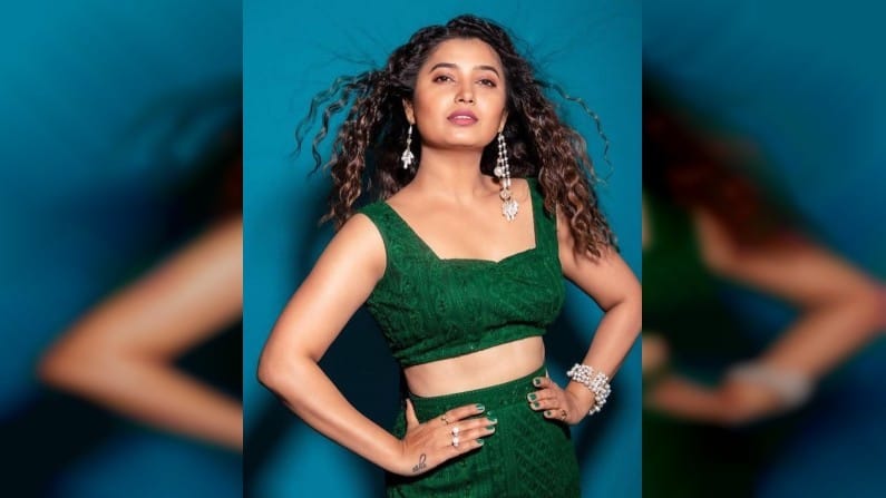 आता प्राजक्तानं सुंदर ड्रेसमध्ये एक फोटोशूट केलं आहे. चाहत्यांनी तिच्या या फोटोशूटवर लाईक्स आणि कॉमेंट्सचा वर्षाव करायला सुरुवात केलीय.