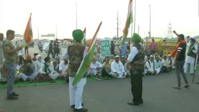 Bharat Bandh Today Live : कृषी कायद्यांच्या विरोधात शेतकऱ्यांचा भारत बंद, दिल्ली गाजीपूर रस्त्यावर चक्काजाम, 32 ठिकाणाच्या रेल्वे रुळावर ठाण, रेल्वे सेवेवर परिणाम