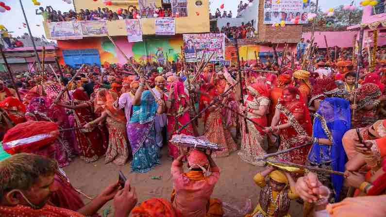 मथुरा जवळील नंदगाव येथे लठमार होळी वेळी रंग खेळणारे लोक.