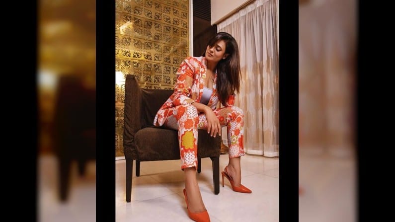 अनेक चाहत्यांनी लिहिले आहे, "हे देवा.. प्लीज थांबा, इतकी उष्णता आम्ही सहन करू शकत नाही." दुसर्या नेटकऱ्याने लिहिलं, "तुमचं वय गेल्या 20 वर्षांत अजिबात वाढलेलं नाही." एका वापरकर्त्यानं स्तुती करताना लिहिले, "हे देवा, तू सुपरमॉम आहेस".