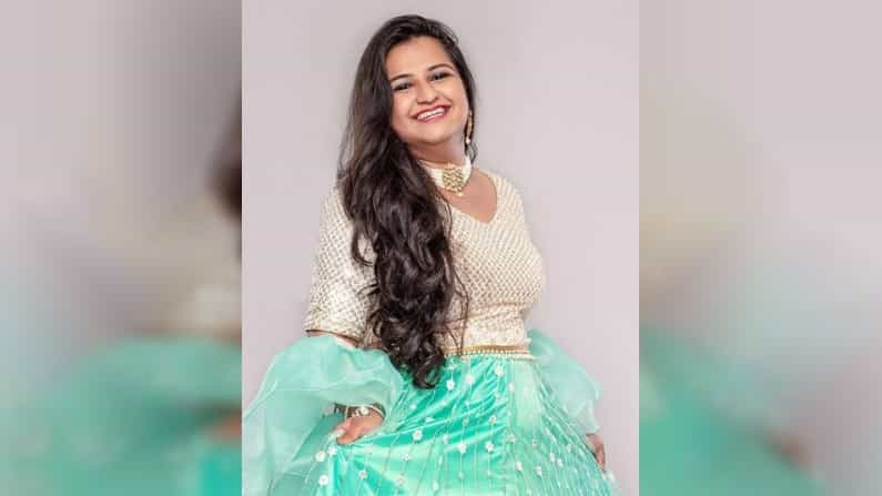 झी मराठीवरील लोकप्रिय मालिके ‘येऊ कशी तशी मी नांदायला’ सध्या चाहत्यांच्या पसंतीस उतरत आहे. या मालिकेतील ओम आणि स्वीटूमधील केमिस्ट्री प्रेक्षकांना आता जवळची वाटू लागली आहे. मालिकेतील मुख्य भूमिकेत असलेल्या स्वीटूनं आपल्या निरागस आणि सोज्वळतेने सगळ्यांचं लक्षं आपल्याकडे वेधून घेतलं आहे. स्वीटूची भूमिका साकारत असलेल्या अभिनेत्रीचं नाव अन्विता फलटणकर आहे.