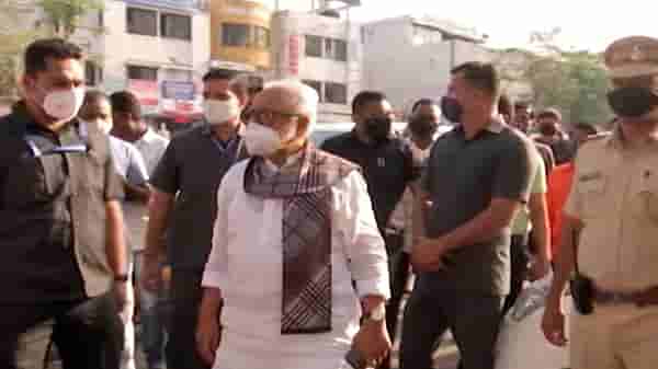 कोरोनाचा प्रसार रोखण्यासाठी छगन भुजबळ थेट रस्त्यावर, नियम मोडणाऱ्यांची झाडाझडती!