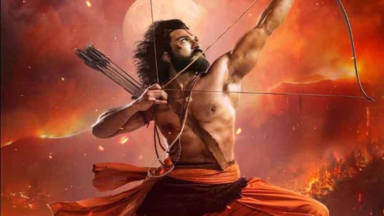 RRR Poster | वाढदिवसाच्या आधीच राम चरणने दिली चाहत्यांना भेट, रामाच्या लूकने जिंकले सर्वांचे मन!