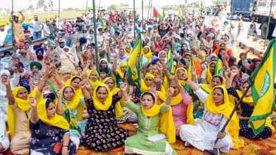 PHOTOS: शेतकऱ्यांचा पुन्हा एल्गार, कृषी कायदे रद्द करण्यासाठी भारत बंद, रेल्वे, रस्ते आणि बँकावरही परिणाम