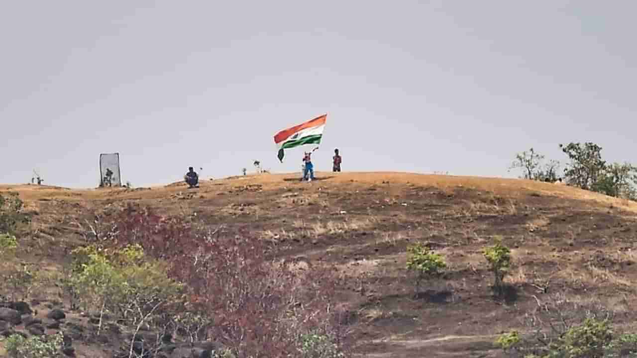 Ind Vs Eng : सापांनी भरलेल्या जंगलातून वाट तुडवतो, दोन किमी डोंगरावरुन मॅच पाहतो, टीम इंडियाचा वेडा फॅन!