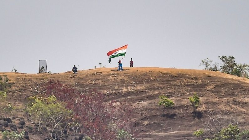Ind Vs Eng : सापांनी भरलेल्या जंगलातून वाट तुडवतो, दोन किमी डोंगरावरुन मॅच पाहतो, टीम इंडियाचा वेडा फॅन! Ind Vs Eng : सापांनी भरलेल्या जंगलातून वाट तुडवतो, दोन किमी डोंगरावरुन मॅच पाहतो, टीम इंडियाचा वेडा फॅन!