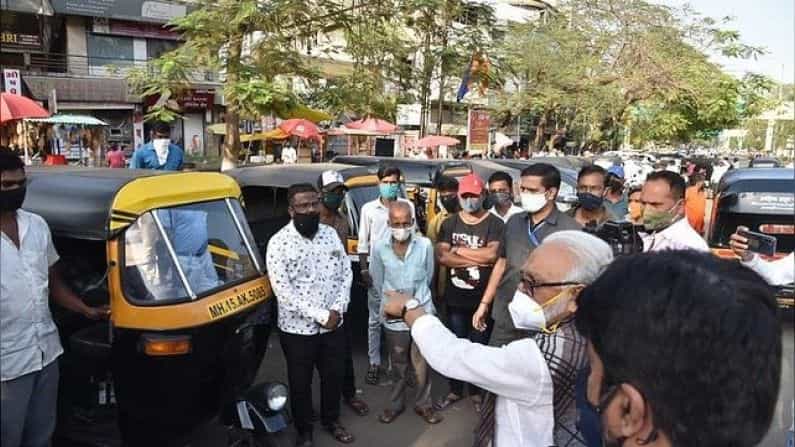 नाशिक शहर आणि जिल्ह्यात कोरोनाचा प्रादुर्भाव झपाट्याने वाढत आहे. मनपा प्रशासन आणि जिल्हाधिकाऱ्यांनी निर्बंध लागू केले आहेत. असं असलं तरीही नाशिक शहर आणि जिल्ह्यातील कोरोनास्थिती अधिक गंभीर बनत चालली आहे.