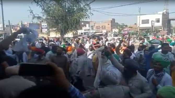 पंजाबमध्ये संतापलेल्या शेतकऱ्यांकडून भाजप आमदाराला मारहाण, कपडे फाडत काळेही फासले