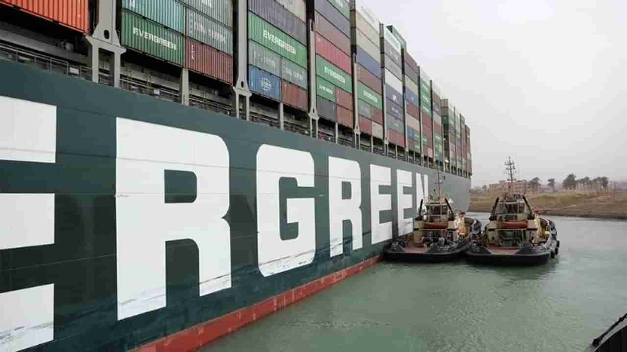 PHOTOS : सुएझ कालव्यात महाकाय जहाज अडकल्याने जागतिक अर्थव्यवस्थेवर संकट, आता अमेरिका मदत करणार