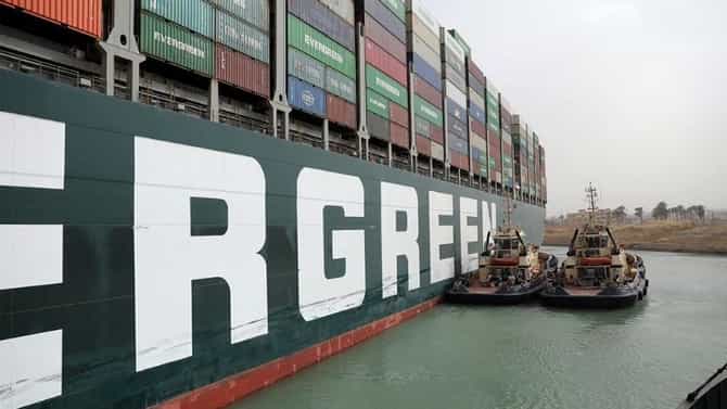 Suez Canal : सुएझ कालव्यात अडकलेलं महाकाय जहाज अखेर हटवलं!