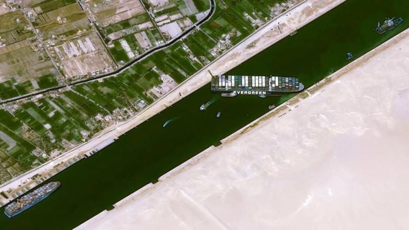 Suez canal: भारतीय चालकाची चूक भोवली अन् ते अवाढव्य जहाज कालव्यात रुतलं?